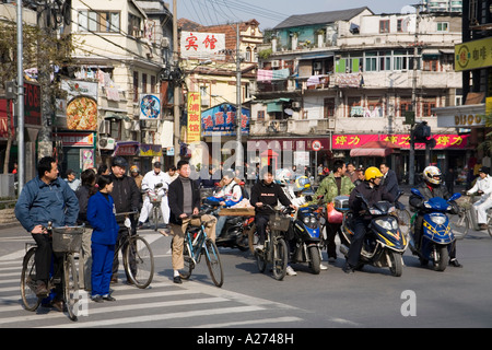 Les motards en attente de feu vert dans la vieille ville de Shanghai, Chine Banque D'Images