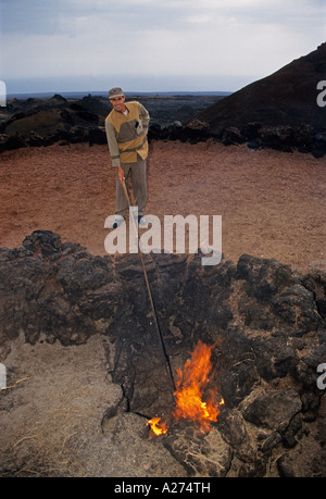 Feu volcanique dans le Parc National de Timanfaya, l'île de Lanzarote, Canary Islands, Spain, Europe Banque D'Images