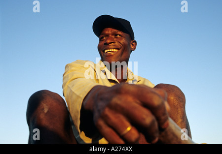 Timonier sur un dhau en lac Sibaya, Afrique du Sud, l'Afrique Banque D'Images