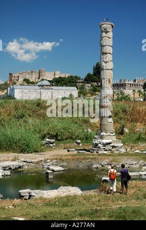 Ruines du temple d'Artemis, la colline Ayasuluk, Byzance et Château de Jone basilique en arrière-plan, Éphèse, Turquie, Asie Banque D'Images