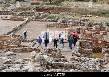 Palais Minoen Kato Zakros, groupe touristique sous la pluie, est de la Crète, Grèce Banque D'Images