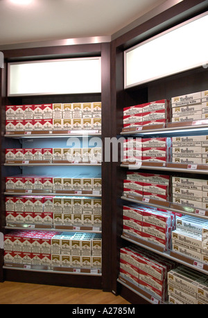 Cartouches de Cigarettes Boutique hors taxes à l'Aéroport de Tenerife Sur Canaries Espagne Banque D'Images