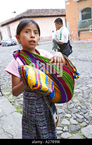 GUATEMALA ANTIGUA belle jeune fille Cakchiquel de couleurs vives des textiles tissés à la vente Banque D'Images