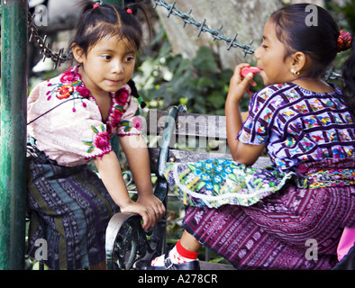 GUATEMALA ANTIGUA Deux jeunes filles Mayas Cakchiquel traditionnel brodé main en huipils et cortes Banque D'Images