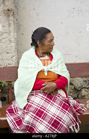 GUATEMALA CAPELLANIA indigènes Mayas Quiche femme en tablier et châle traditionnels colorés attend d'être vu à la clinique médicale Banque D'Images