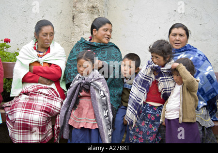 GUATEMALA CAPELLANIA indigènes Mayas Quiche de femmes et d'enfants dans les châles colorés traditionnels et des tabliers d'attendre d'être vu Banque D'Images