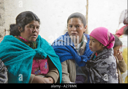 GUATEMALA CAPELLANIA indigènes Mayas Quiche de femmes et d'enfants dans les châles colorés traditionnels et des tabliers d'attendre d'être vu à medi Banque D'Images