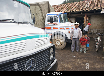 GUATEMALA CAPELLANIA indigènes Mayas Quiche l'homme et ses enfants posent fièrement avec leur camion tracteur peintes de couleurs vives Banque D'Images