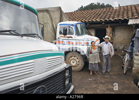 GUATEMALA CAPELLANIA indigènes Mayas Quiche l'homme et la femme posent fièrement avec leur camion peint de couleurs vives Banque D'Images