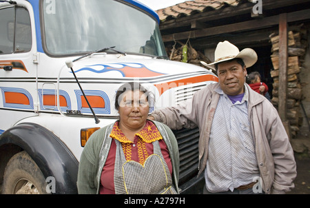 GUATEMALA CAPELLANIA indigènes Mayas Quiche l'homme et la femme posent fièrement avec leur camion peint de couleurs vives Banque D'Images