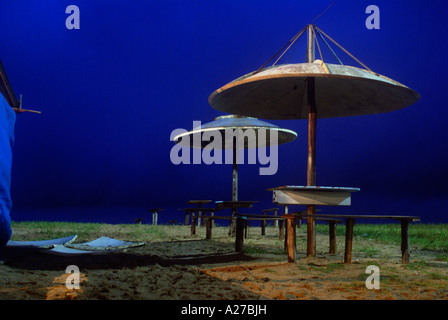 Bar de plage vide la nuit, Cabo Frio, Brésil Banque D'Images