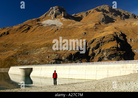 Barrage de l'eau avec déversement, Moiry, Valais, Suisse Banque D'Images