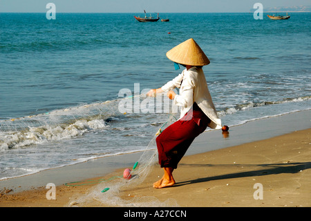 Dans le transport de femme pêcheur filet de pêche, Mui Ne, le Viet Nam Banque D'Images