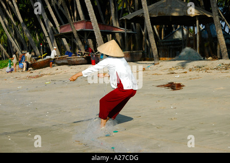 Dans le transport de femme pêcheur filet de pêche, Mui Ne, le Viet Nam Banque D'Images