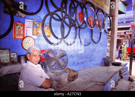 Inde Rajasthan JODHPUR RÉPARATION DE VÉLOS ET ATELIER DE RÉPARATION DE PNEUS Banque D'Images