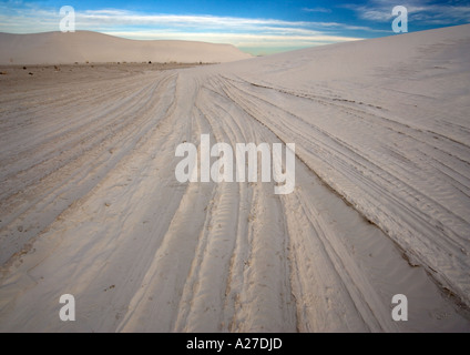 Belles dunes de gypse blanc sculpté du vent dans le sable blanc National Monument montrant des crêtes incurvées Banque D'Images