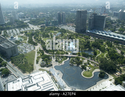 Vue sur les jardins paysagers de pont qui enjambe les tours Petronas à Kuala Lumpur, Malaisie, Asie Banque D'Images