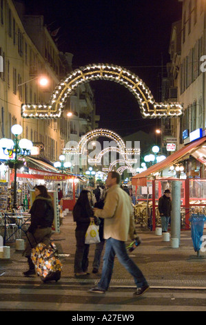 Les poussettes appréciant les décorations de Noël l'éclairage sur la rue de France à Nice sur la Cote d'Azur, France Banque D'Images