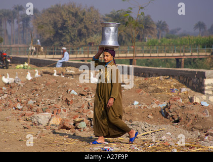 Femme égyptienne portant de l'eau Pot sur la tête Banque D'Images