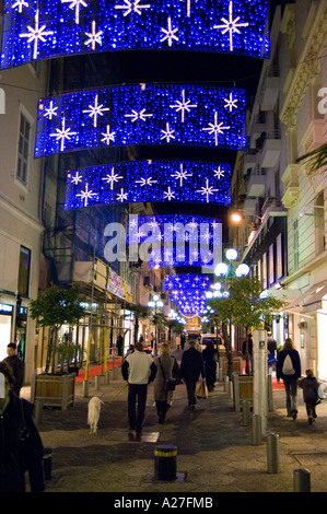 Les poussettes profitant de la lumière de la rue Noël décorations sur la rue de Paradis à Nice, Côte d'Azur, France Banque D'Images