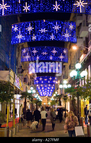 Les poussettes profitant de la lumière de la rue Noël décorations sur la rue de Paradis à Nice, Côte d'Azur France Banque D'Images