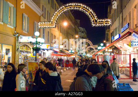 Les poussettes profitant de la rue Noël décorations de lumière à Nice sur la Cote d'Azur de la Méditerranée Côte d'Azur Banque D'Images