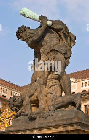 Géants de combat statue (1768) par Ignaz Platzer à entrée au château de Prague, République Tchèque Banque D'Images