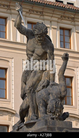 Géants de combat statue (1768) par Ignaz Platzer à entrée au château de Prague, République Tchèque Banque D'Images