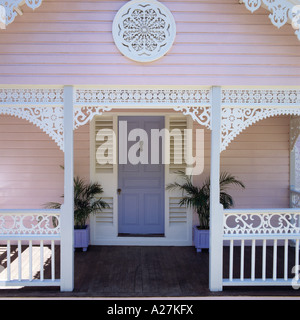 Extérieur d'une maison rose à St Lucia Banque D'Images