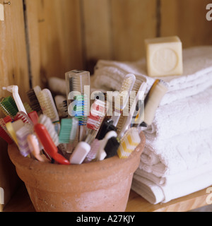 Sélection de brosses à dents dans un pot en terre cuite Banque D'Images