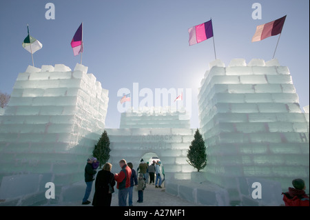 Palace fait de blocs de glace au carnaval d'hiver annuel Saranac Lake New York Banque D'Images