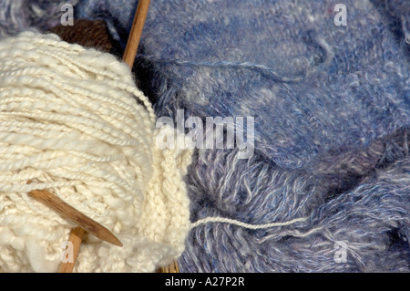 Aiguilles à tricoter et la laine filées à un reenactment Yorktown en Virginie. Photographie numérique Banque D'Images