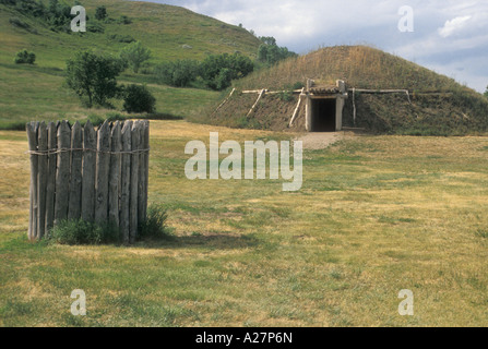 Earth lodge reconstruit au sur-a-village Mandan oblique sur la rivière Missouri dans le Dakota du Nord, visité par Lewis et Clark 1804. Photographie Banque D'Images