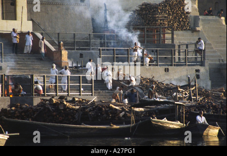 Des bûchers funéraires gravure sur les ghats sur les rives de la rivière sacrée du Gange à Bénarès, Inde Banque D'Images