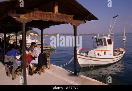 Restaurant et des bateaux de pêche le long du front de mer de Katakolon Grèce mer Ionienne Banque D'Images