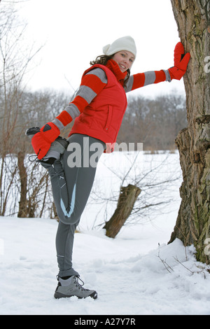 Frau beim Fitnesstraining im Winter, woman jogging en hiver Banque D'Images