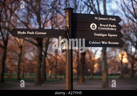 Parcs royaux sign in Green Parc indiquant à Hyde Park Corner, Trafalgar Square, etc., City of Westminster, London Banque D'Images