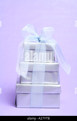 Pile de silver gifts sur fond violet Banque D'Images