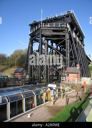 British Waterways Anderton Boat Lift près de Barnton Cheshire sur une belle journée ensoleillée Banque D'Images