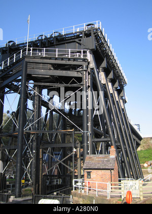 British Waterways Anderton Boat Lift près de Barnton Cheshire sur une belle journée ensoleillée Banque D'Images