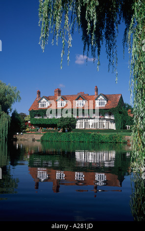 Le Cor Français hôtel de luxe et restaurant avec vue sur marigot Tamise encadrée par les saules, Sonning, Berkshire, Angleterre Banque D'Images