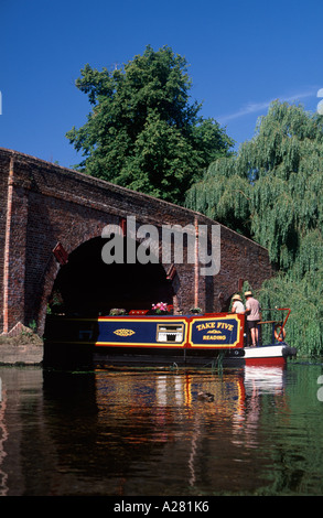 Couple traditionnel de direction 15-04 sous Sonning Pont sur la Tamise, Sonning, Berkshire, Angleterre Banque D'Images