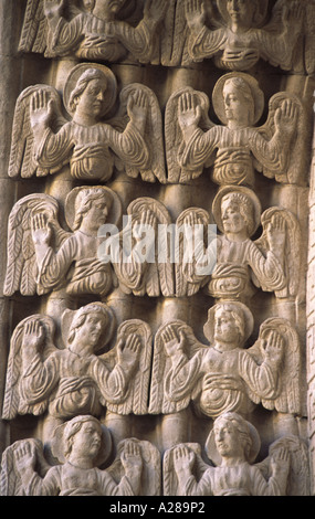 Anges en pierre sculptée sur la façade de la Cathédrale St Trophème Arles France Banque D'Images