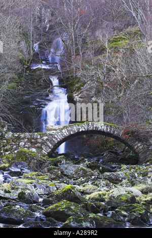 Vieux pont de pierre, à Glen Lyon Perthshire, Écosse, Royaume-Uni Banque D'Images