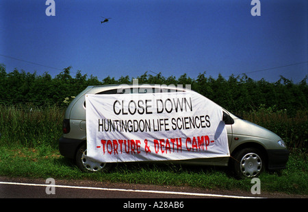 Photographie DE PROTESTATION POUR LES DROITS DES ANIMAUX LES DROITS DES ANIMAUX MANIFESTANT À HUNTINGDON LIFE SCIENCES PARK CAMBRIDGESHIRE Banque D'Images