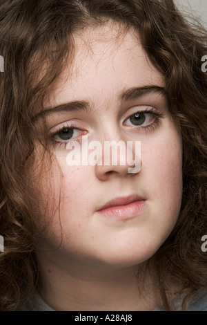 PORTRAIT DE GARÇON DE 11 ANS AVEC DE LONGS Cheveux Bouclés Banque D'Images