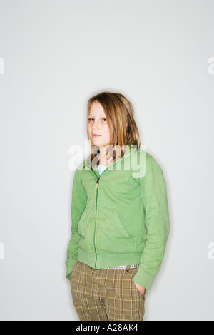 PORTRAIT DE 11 ANS, fille, DEBOUT AVEC LES MAINS DANS LES POCHES Banque D'Images