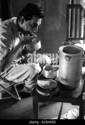 Satyajit Ray, cinéaste indien, déjeuner tout en tournant Mahanagar, Calcutta, Kolkata, Bengale occidental, Inde, Asie, ancienne image du XXe siècle Banque D'Images