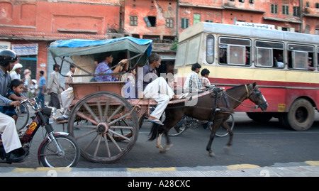 Scène de rue76705 RSC panier cheval transport sur route très fréquentée avec vélo et bus à Jaipur Rajasthan Inde Banque D'Images