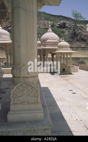 Pilier sculpté faisant partie du cénotaphe de Sawai Jai Singh Deuxième, Gaitor Jaipur en Inde Banque D'Images